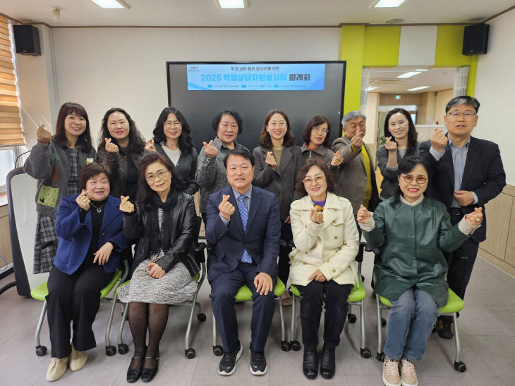 학생상담자원봉사제 월례회 참석자들이 기념촬영을 하고 있다