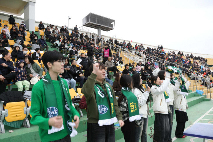 응원에 열중인 시민 서포터즈