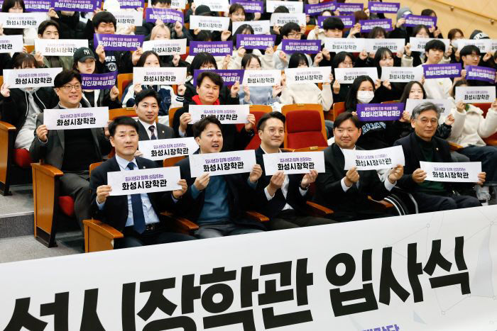 2.입사식 축하 퍼포먼스 사진