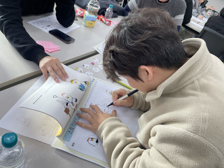 =사진2=공단 직원이 부기와 비있다