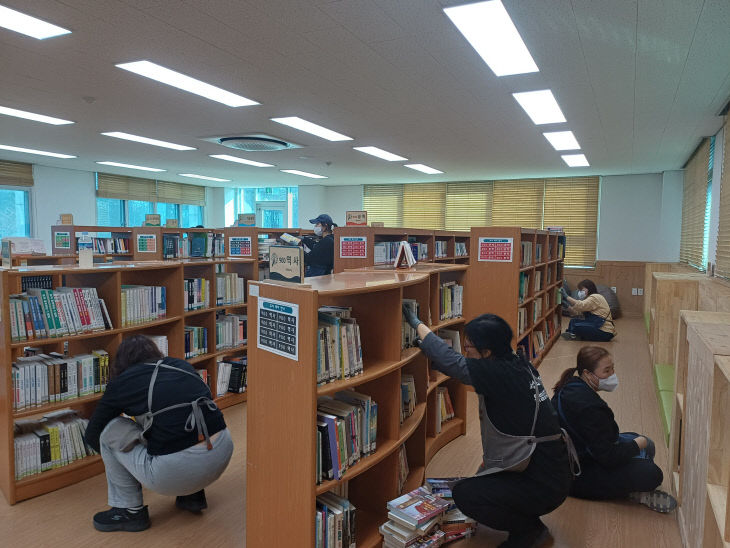 2. 부석중 도서실 정리 지원 나서 (1)