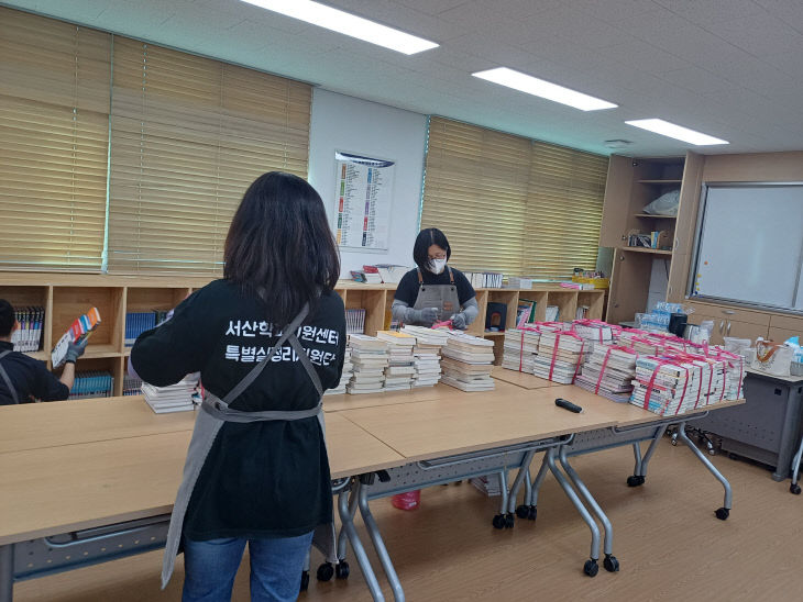 2. 부석중 도서실 정리 지원 나서 (2)