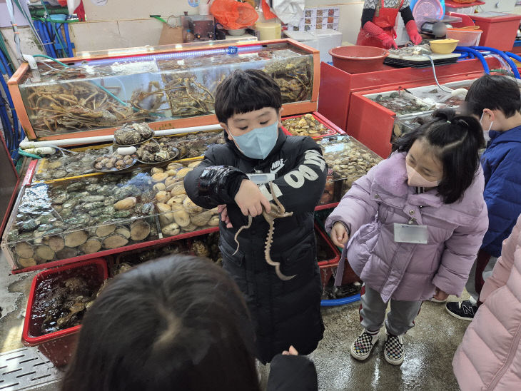 ▲ 사진설명 = 자갈치현대화시장에활동 (3)