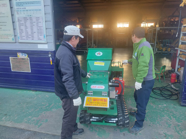 서천군농업기술센터가 잔가지파쇄기 안전수칙을 교육하고 있다