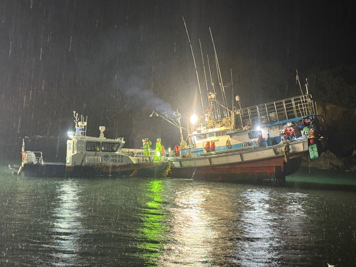 모항파출소 연안구조정이 승선원을 구조하는 사진