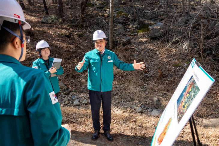 김기웅 서천군수가 재해복구 현장을 점검하고 있다