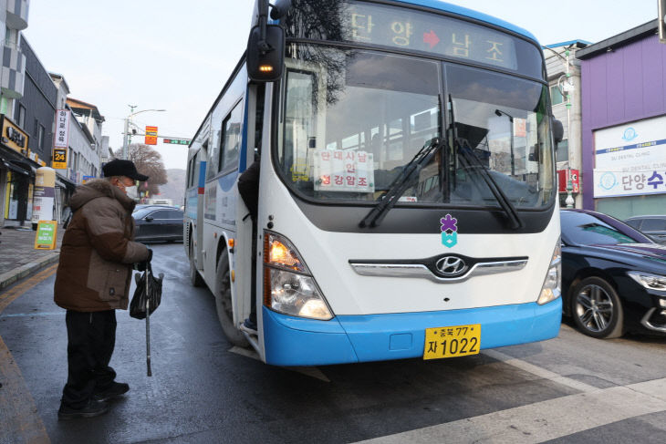 보도 1) 단양 버스를 이용하는 어르신들(3)