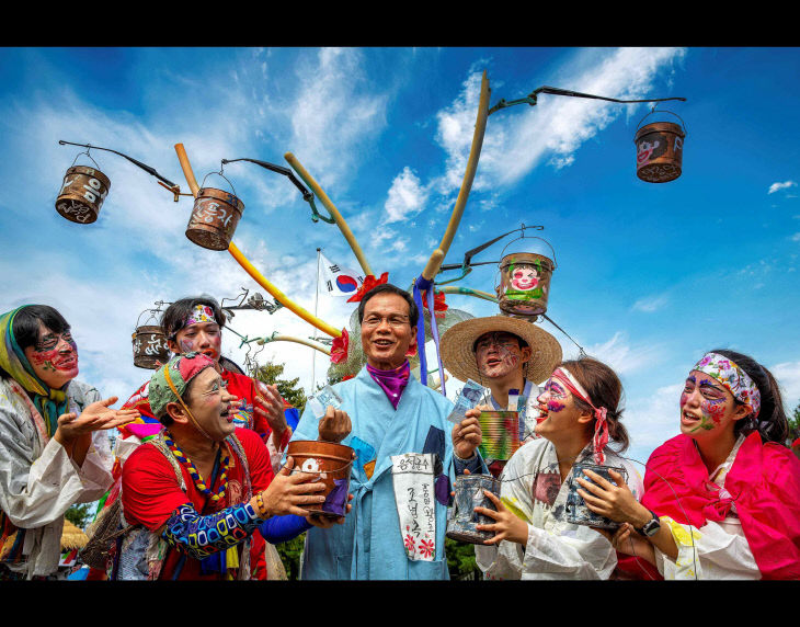 사본 - 지난해 음성품바축제모습(가운데 조병옥 음성군수)