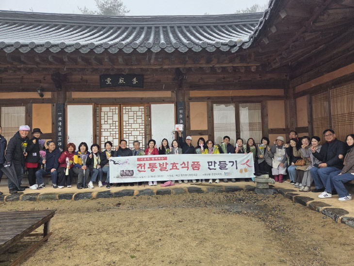 7.만년동 주민자치회 쌍지암 방문 기념촬영