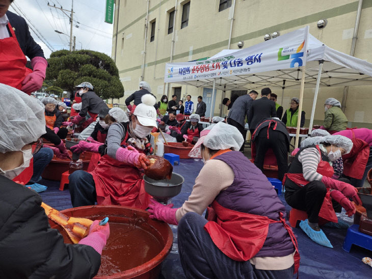 (보도자료)사랑의 고추장 나눔 행사-농협서산시지부3