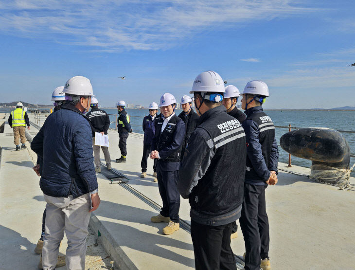 서 안전점검을 하고 있다