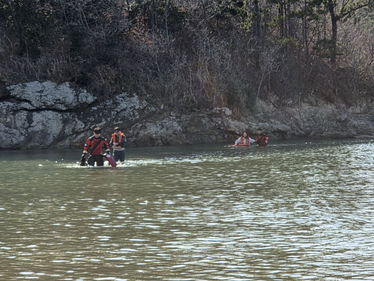 위도해수욕장 인근 고립 관광객 4명 전원구조-1