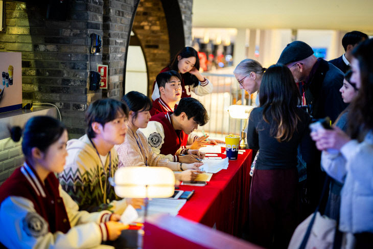 [유타대 아시아캠퍼배부하고 안내를 진행하고 있다