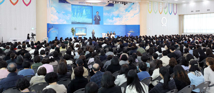 사진_4_22일_신천지_청주교회제_참여자들이_강연을