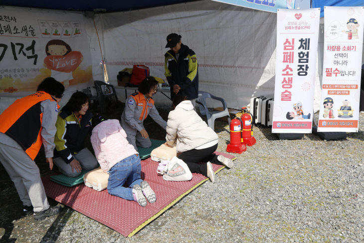 서천소방서가 축제장에서 소방안전 체험교육을 하고 있다