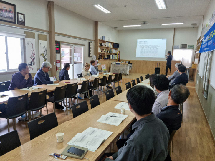 8.살아보기 참가자 영농실습 및 교육 모습 (1)