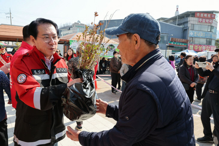 송인헌 괴산군수가 23일 괴산시장(1)