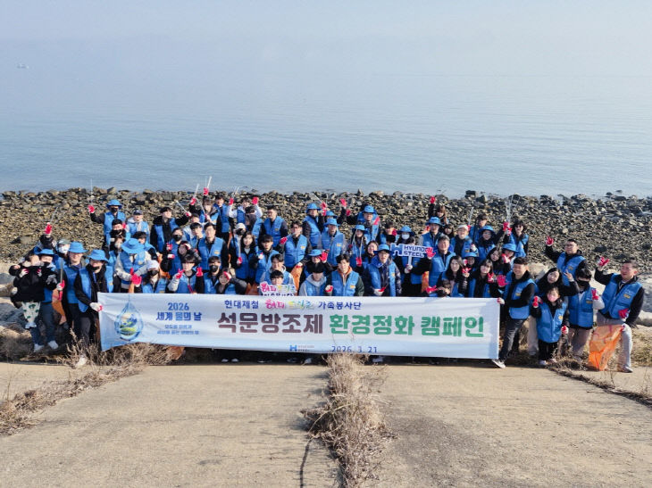 사본 - [보도사진]앞두고 기념 촬영을 하고 있다