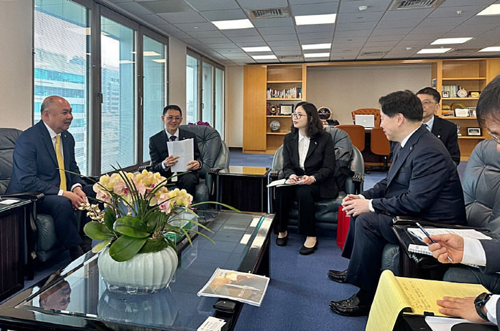 (사진4) 인천항만공사 이경규 사즈 관련 회의를 하고 있다.