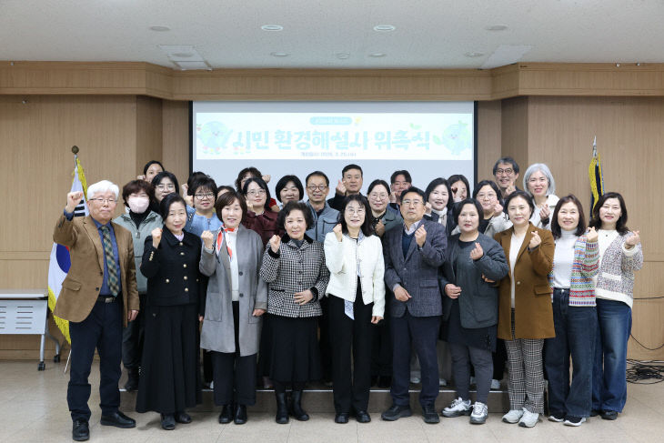 을 마치고 기념촬영을 하고 있다