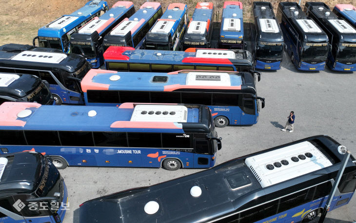 20260325-고유가와 축제 취소에 멈춰 선 관광버스2