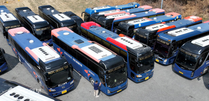 20260325-고유가와 축제 취소에 멈춰 선 관광버스1