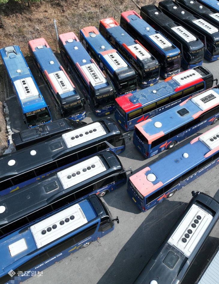 20260325-고유가와 축제 취소에 멈춰 선 관광버스3