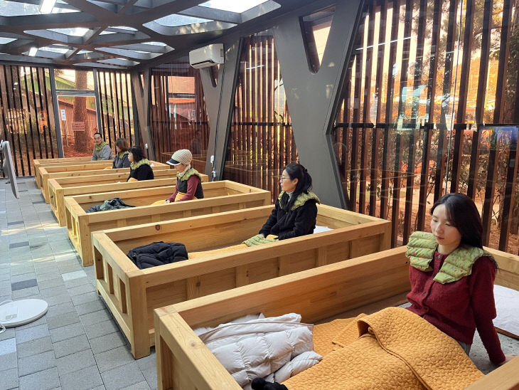 완도 청산 해양치유공원의 허브 맥반석 치유관