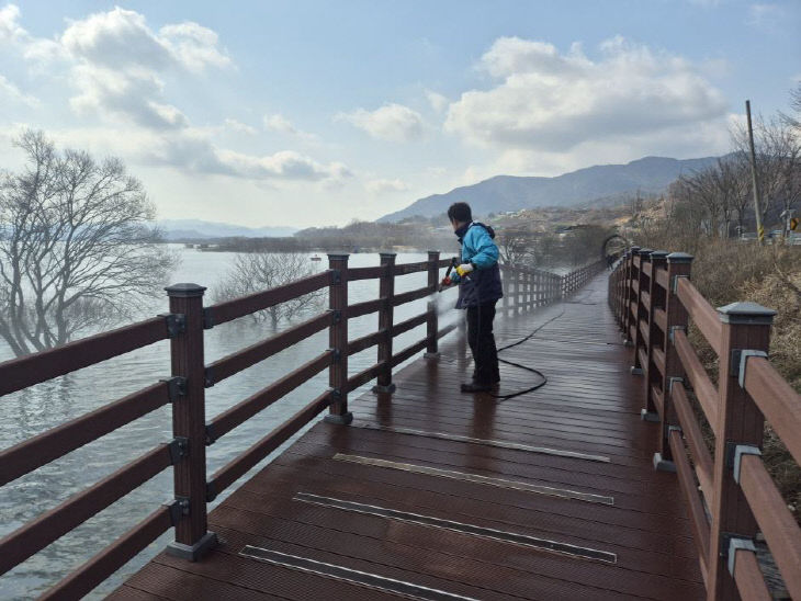 2.느린호수길 데크 청소 사진