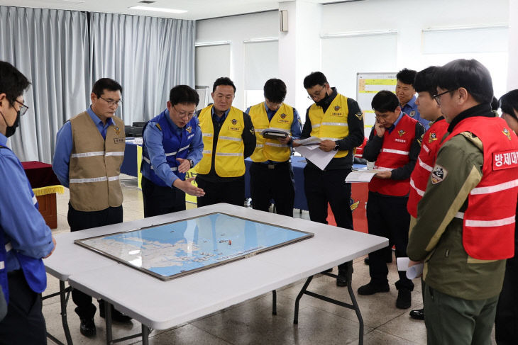 방제대책본부 운영 훈련 중인 모습 (2)