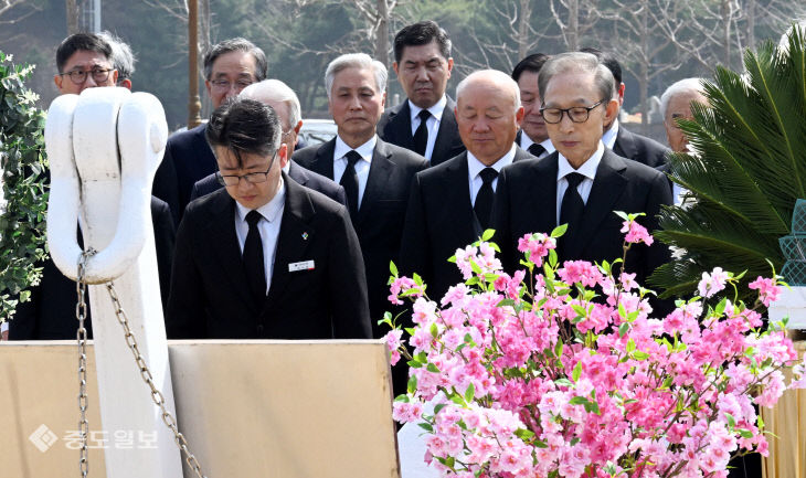 20260326-이명박 전 대통령 현충원 참배2