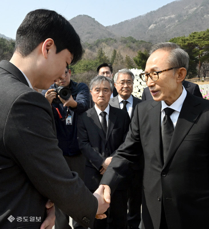 20260326-이명박 전 대통령 현충원 참배3