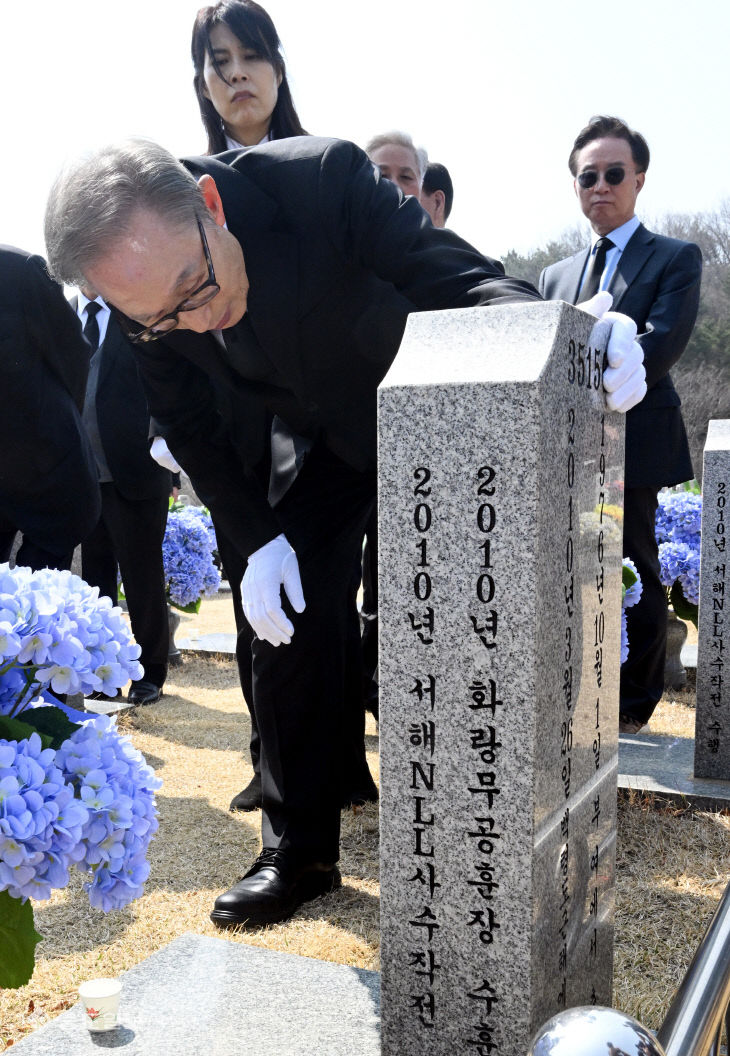 20260326-이명박 전 대통령 현충원 참배1
