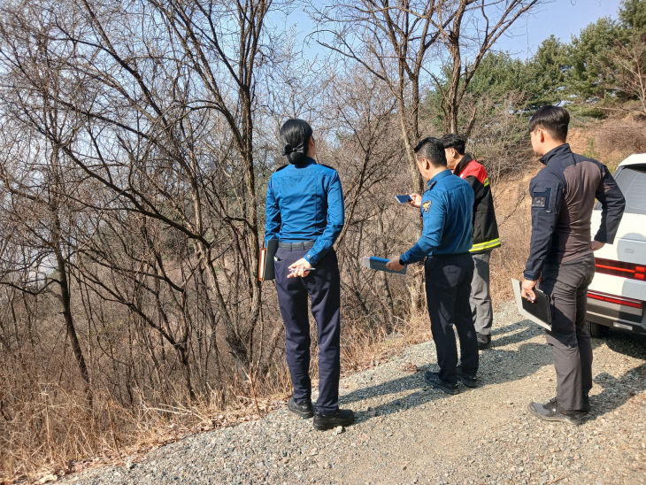 사진4_ 산악훈련 구간 인접 임도의 전도목 및 낙석 위험 요인을