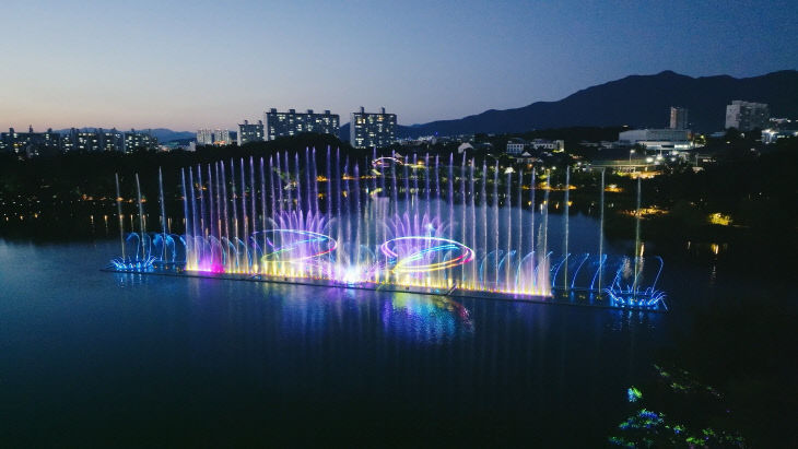 충주 호암지 음악분수, 봄밤 수놓는 야경 명소로 31일 개장 (1)
