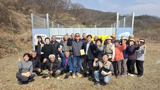 영농폐비닐 보관소 앞에서 진행된 감사패 수여식 사진.(사진=K-