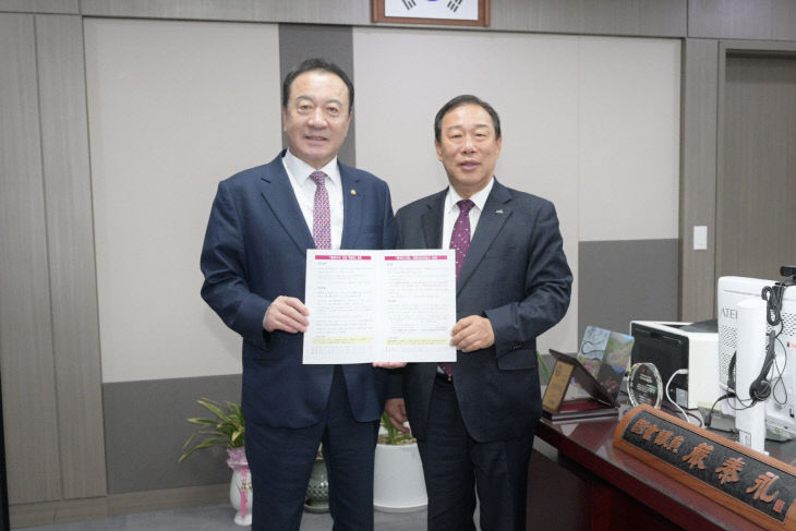 왼쪽부터 엄태영 의원, 최민호 시장(대외협력담당관)