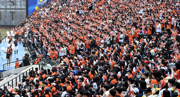 20260329-주말 야구장 인파2