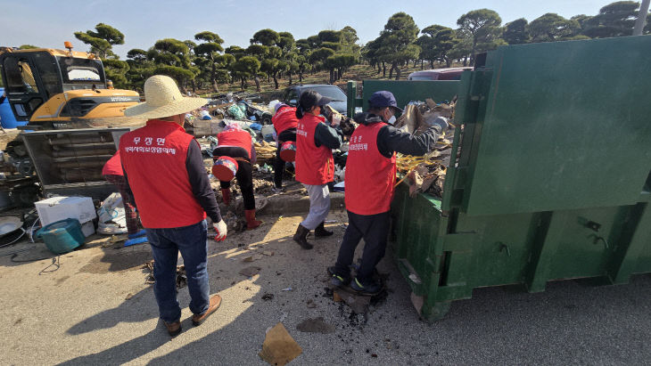 무장면, 10년 묵은 도로 적치물 제거