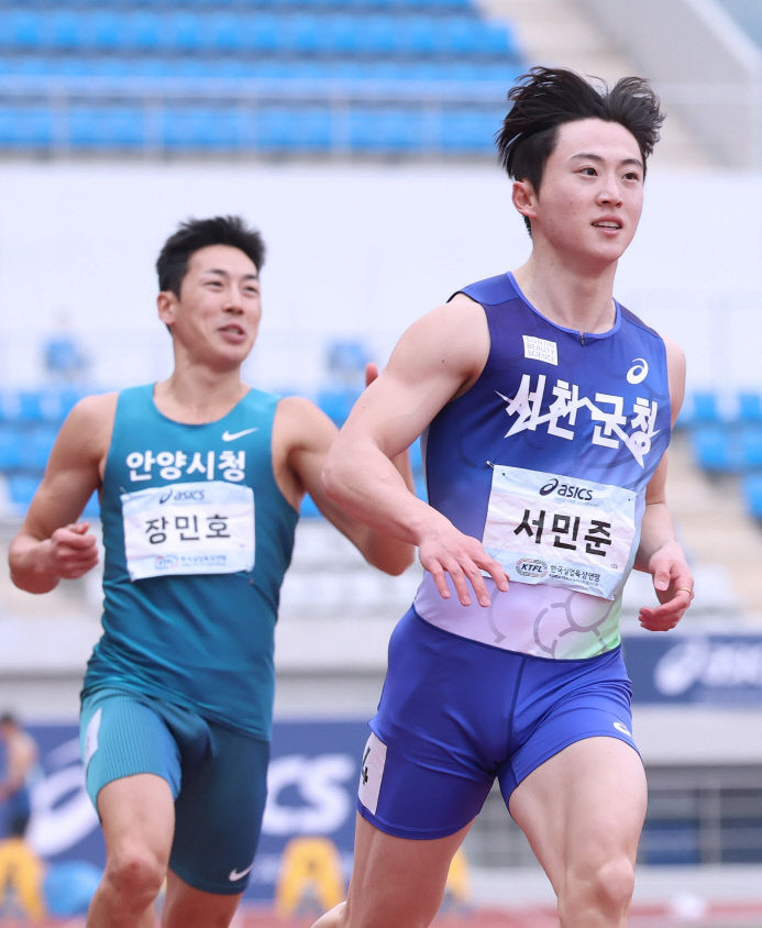 서천군청 육상팀 서민준 선수가 1위로 골인하고 있다