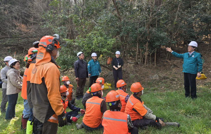 2-1. 정종복 기장군수가 방제작업 종사 있다