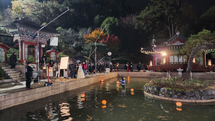 사본 -1 한국정원에서 사극 영화의 한 장면을 촬영하는 모습