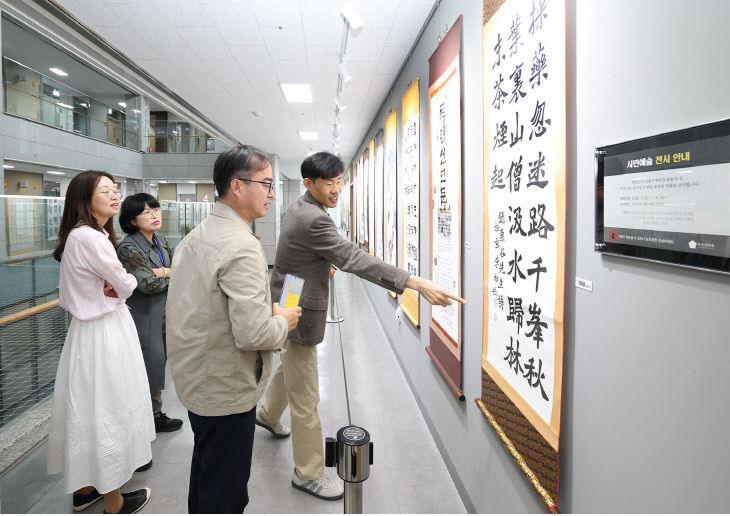 사진2 청사 유휴공간에 지역 예술 작가 전시 공간으로 조성
