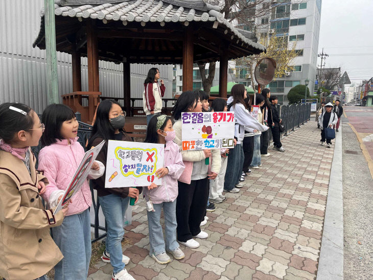 신백초 등굣길 학교폭력 예방 캠페인 호응
