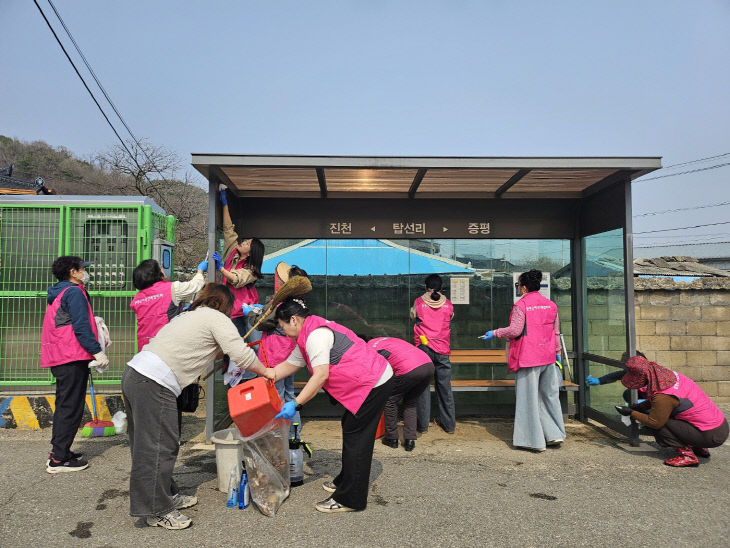 증평군여성단체협의회 버스 정류장 환경 정비)