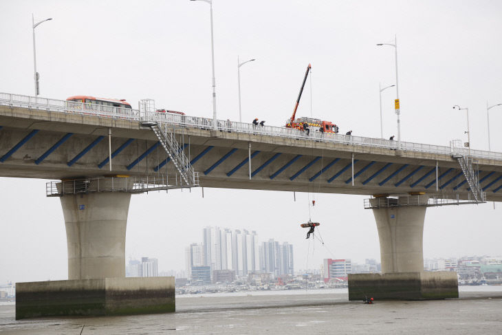 서천소방서가 갯벌 고립사고 대비 특별구조훈련을 하고 있다.