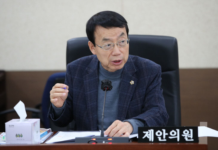 식 의원, 역사 바로 알기 교육 강화