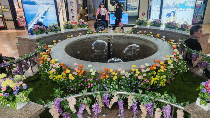 사진설명-서면몰 분수대 일대있다