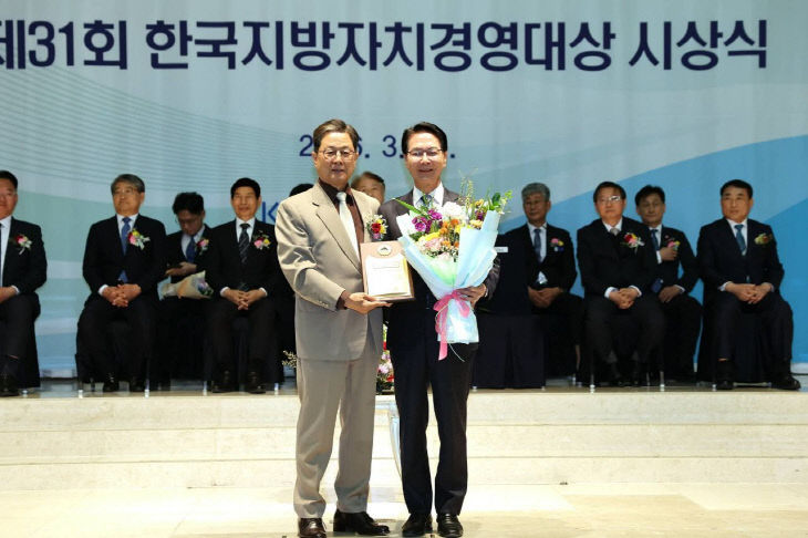 444662808704610111_2356034872