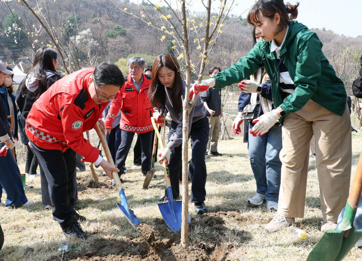 1. 대전시, 식목일 맞아 나무심기 행사 개최 3